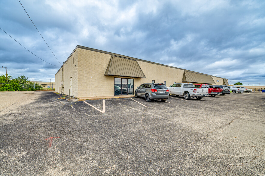 930 Arroyo St, San Angelo, TX for lease - Building Photo - Image 2 of 6