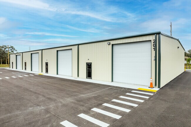 Plus de détails pour 201 Wallace Ave, Lehigh Acres, FL - Industriel à louer