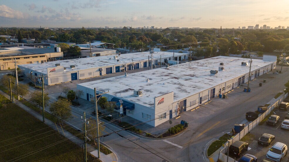 511-545 NE 32nd St, Oakland Park, FL à louer - Photo du bâtiment - Image 2 de 13
