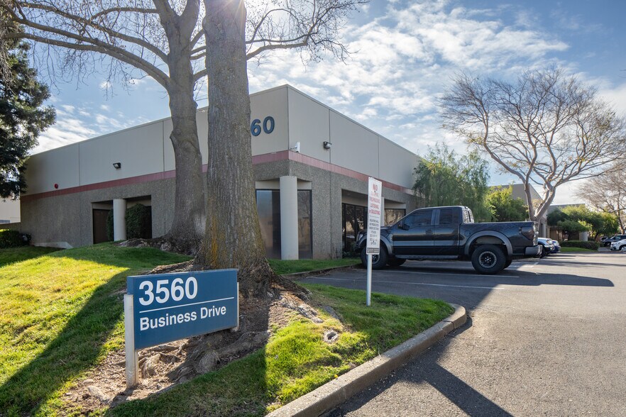 3700 Business Dr, Sacramento, CA à louer - Photo du bâtiment - Image 2 de 8