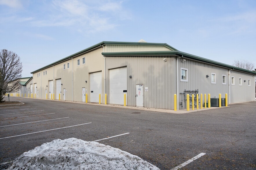 SOUTHAMPTON C/I INVESTMENTS portefeuille de 6 propriétés à vendre sur LoopNet.ca - Photo du bâtiment - Image 2 de 10