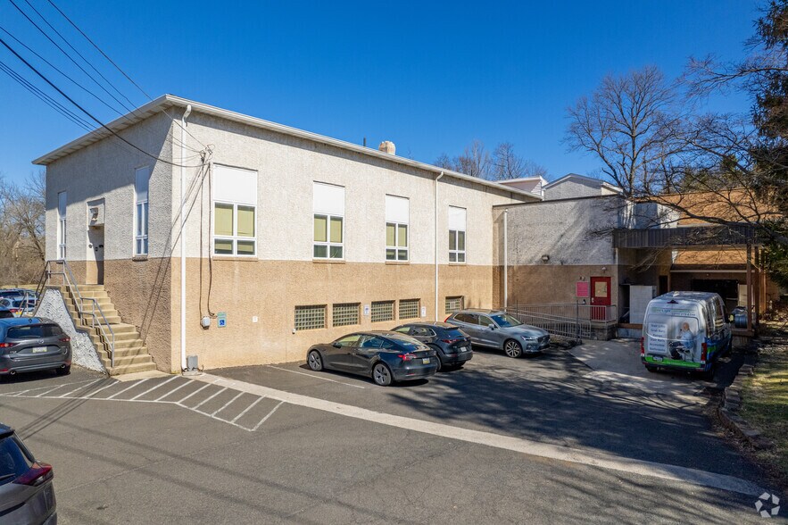 321 Morris Rd, Fort Washington, PA à louer - Photo du bâtiment - Image 3 de 5