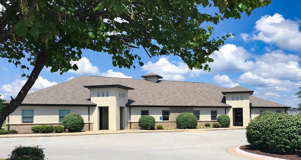 901-905 SE Village Loop, Bentonville, AR à louer - Photo du bâtiment - Image 3 de 4