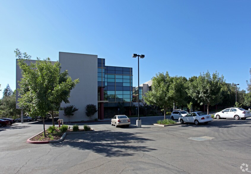 150 Parkshore Dr, Folsom, CA à vendre - Photo du bâtiment - Image 3 de 8