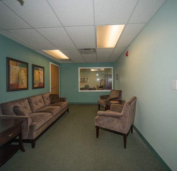 3S517 Winfield Rd, Warrenville, IL for lease - Interior Photo - Image 3 of 11