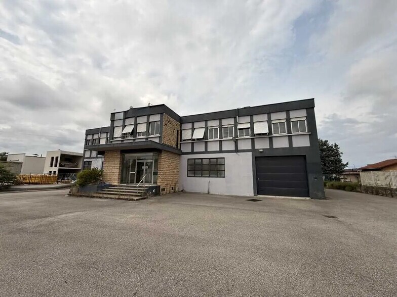 Flex dans Décines-Charpieu à louer - Photo du bâtiment - Image 3 de 16