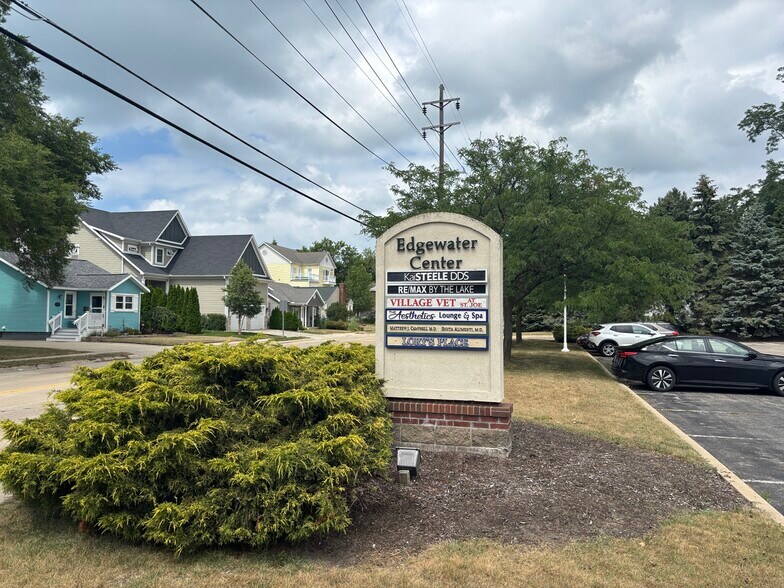 431-445 Upton Dr, Saint Joseph, MI à vendre - Photo du bâtiment - Image 2 de 10