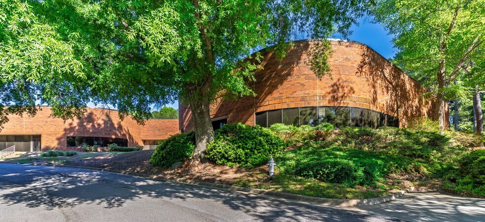 2475 Meadowbrook Pky, Duluth, GA à vendre - Photo du bâtiment - Image 2 de 17