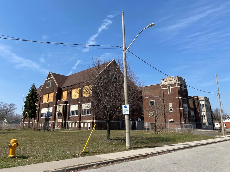 1556 Wyandotte St W, Windsor, ON à vendre - Photo du bâtiment - Image 2 de 2