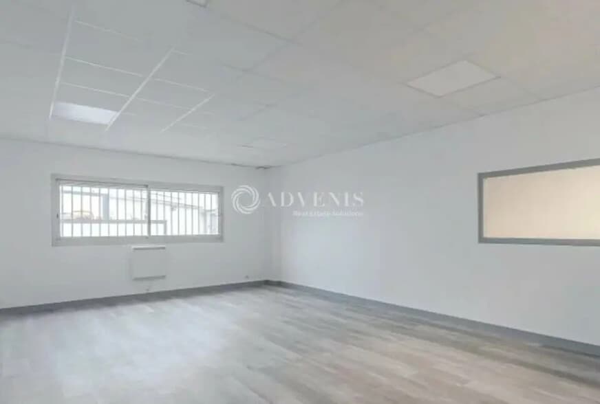 Flex in Lisses for lease - Interior Photo - Image 3 of 7