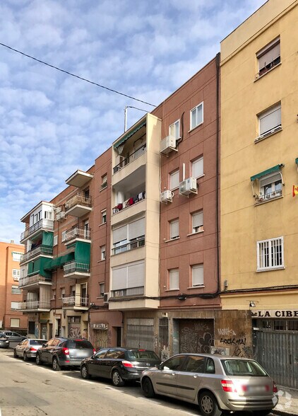Immeuble residentiel dans Madrid, Madrid à vendre - Photo du bâtiment - Image 2 de 2