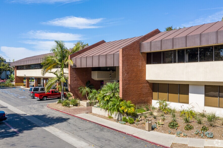 2112 E 4th St, Santa Ana, CA à louer - Photo du bâtiment - Image 2 de 15