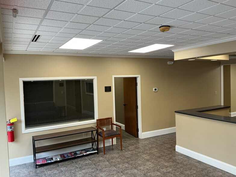 8215 Roswell Rd, Atlanta, GA à vendre - Hall d’entrée - Image 3 de 9