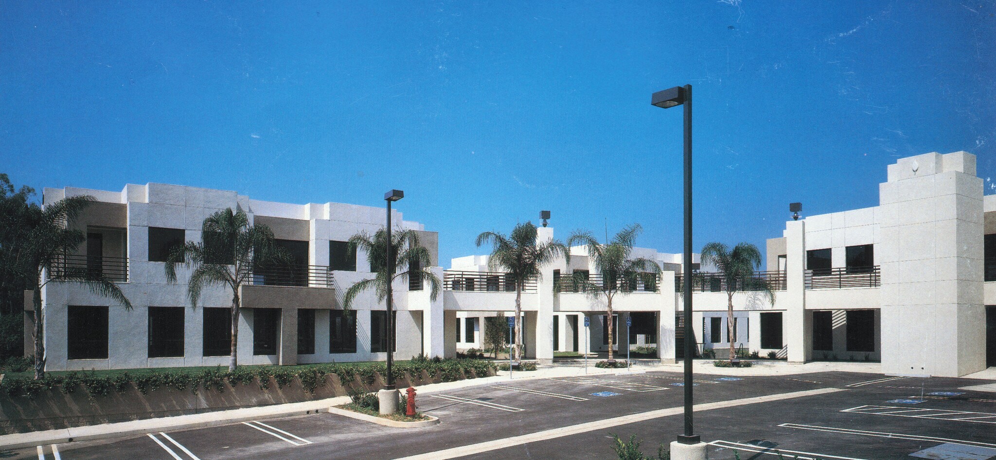20311 Birch St, Newport Beach, CA à louer Photo du bâtiment- Image 1 de 12