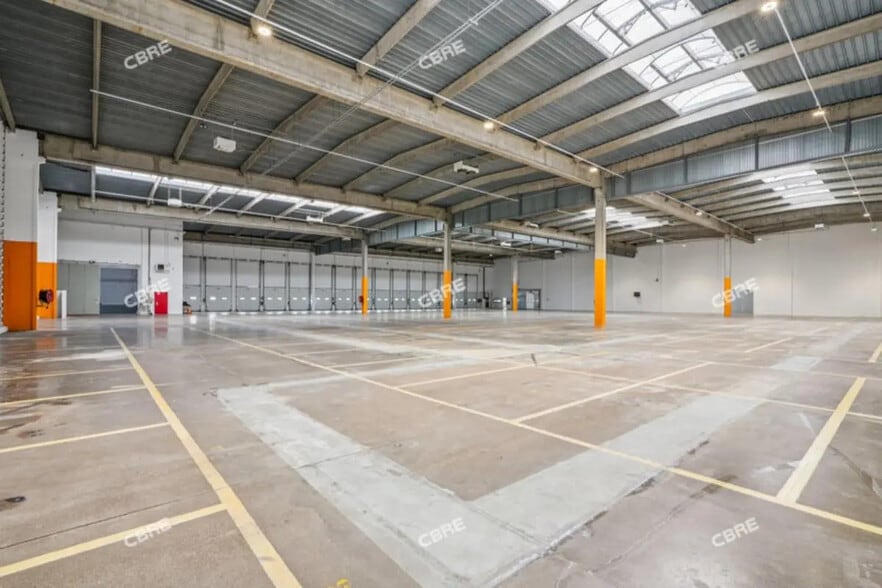 Flex in Lisses for lease - Interior Photo - Image 3 of 14