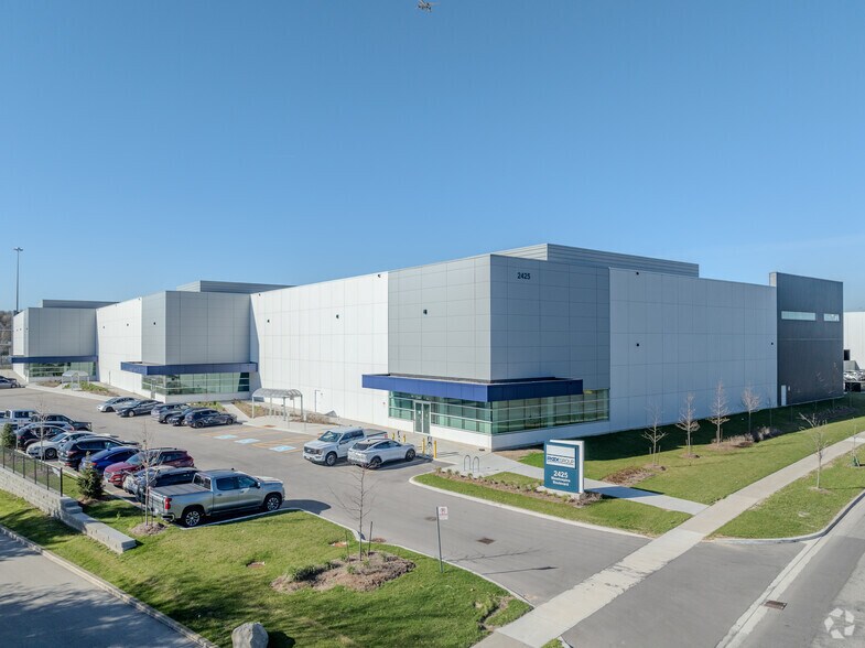 2425 Meadowpine Blvd, Mississauga, ON à vendre - Photo du bâtiment - Image 2 de 11