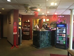 10905 Shawnee Mission Pky, Shawnee Mission, KS for lease Interior Photo- Image 2 of 6