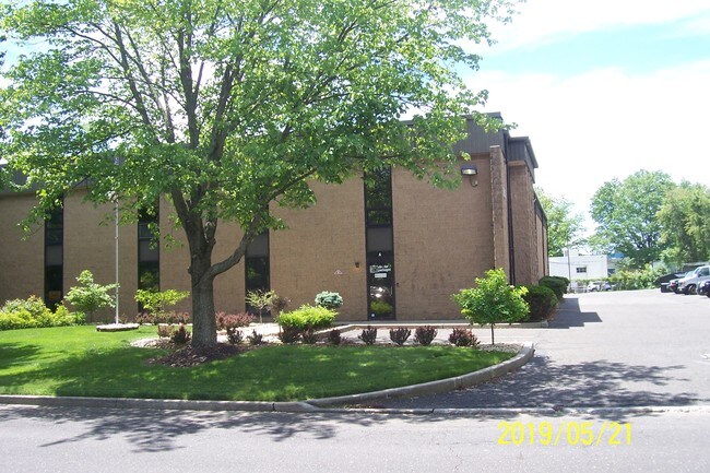 Plus de détails pour 105 N Gold Dr, Robbinsville, NJ - Industriel à louer