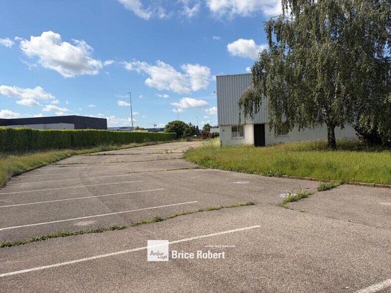 68 Avenue Des Freres Montgolfier, Genas à louer - Photo du bâtiment - Image 3 de 6