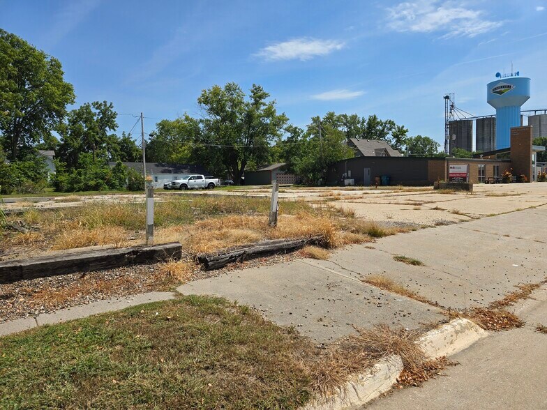 211 Center Ave N, Mitchellville, IA à louer - Photo du bâtiment - Image 3 de 18