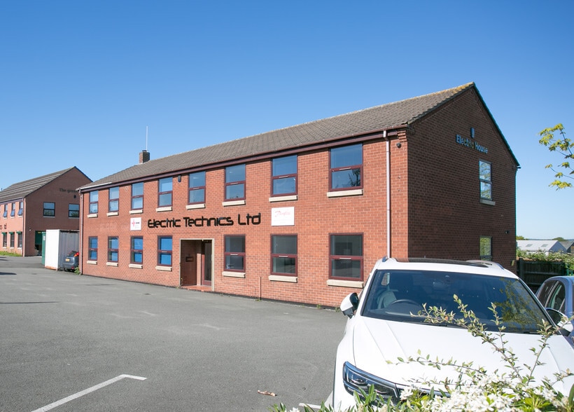 Ninian Way, Tamworth for sale - Primary Photo - Image 1 of 2