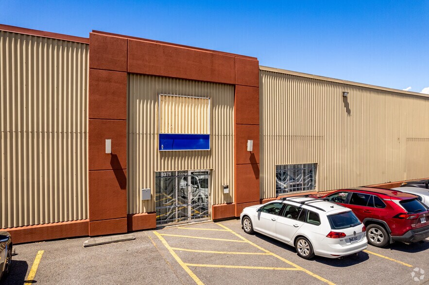 9361 Rue Wanklyn, Montréal, QC à louer - Photo du bâtiment - Image 3 de 4