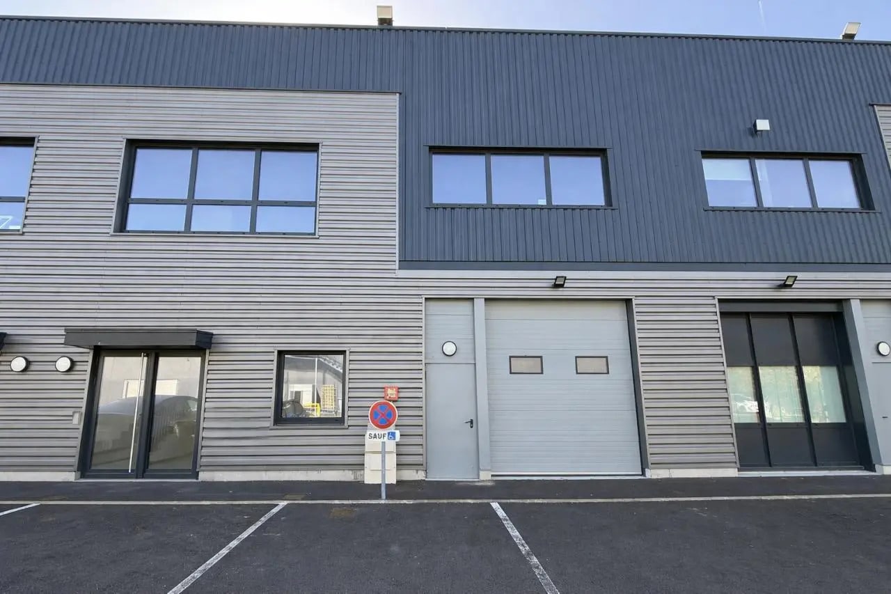 Flex in Aubergenville for lease Building Photo- Image 1 of 12