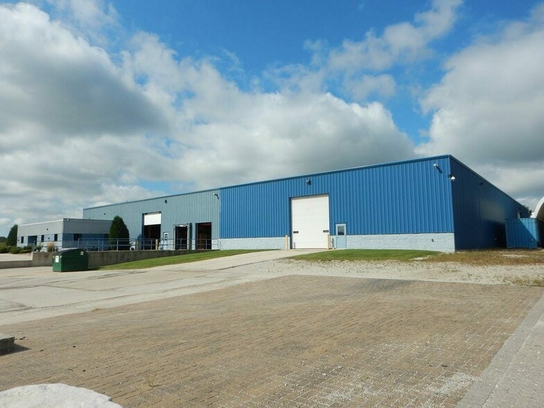 8624-8626 Hollander Dr, Franksville, WI for sale - Building Photo - Image 2 of 13
