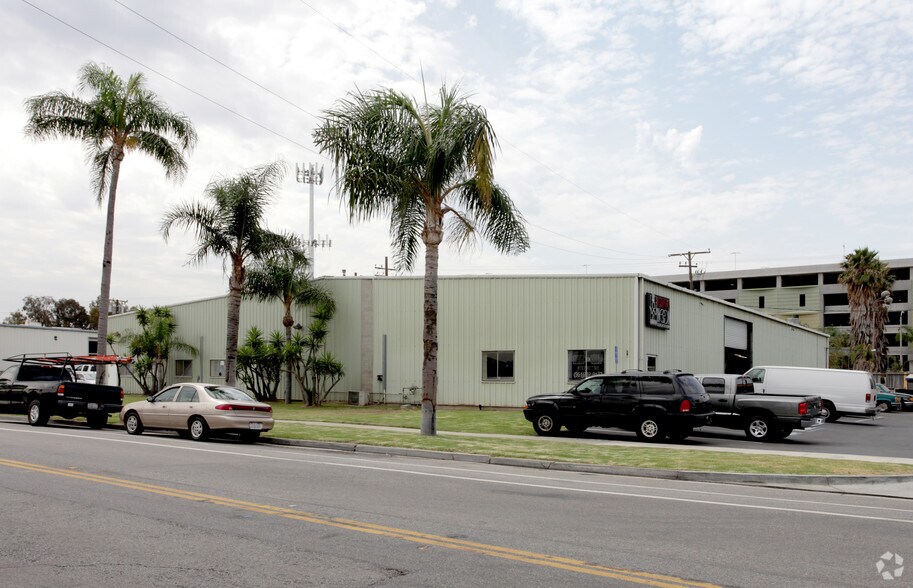 190 E Harrison St, Corona, CA à vendre - Photo principale - Image 1 de 2