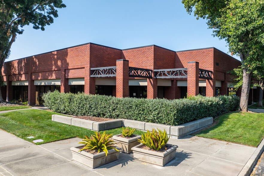5860 W Las Positas Blvd, Pleasanton, CA à louer - Photo du bâtiment - Image 3 de 14
