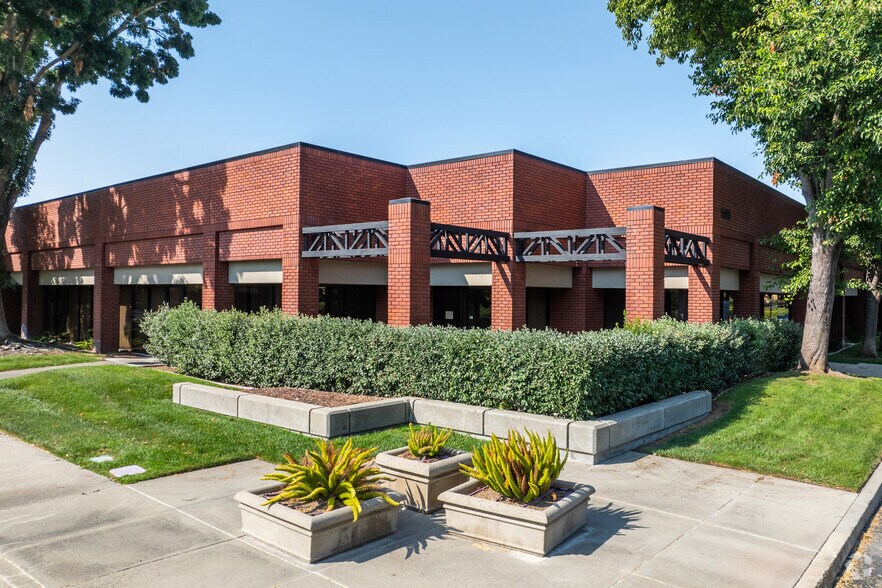 5860 W Las Positas Blvd, Pleasanton, CA à louer - Photo du bâtiment - Image 3 de 14