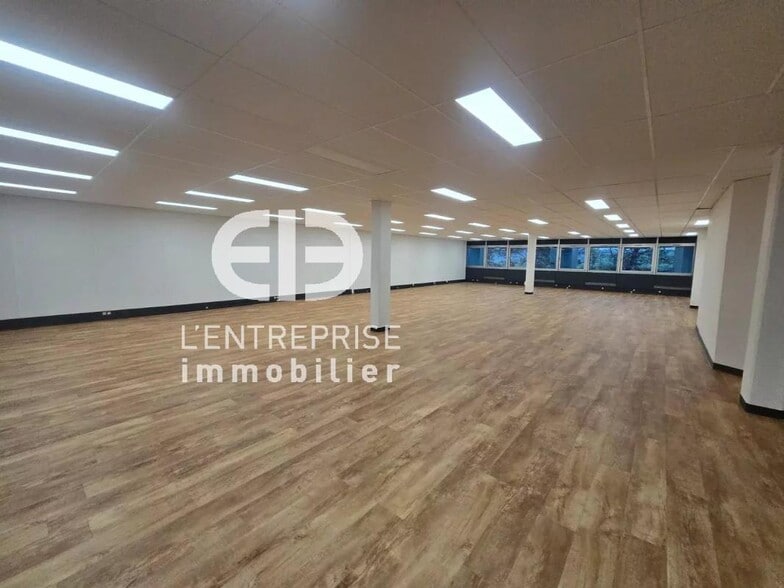 Office in Valbonne for lease - Building Photo - Image 2 of 7