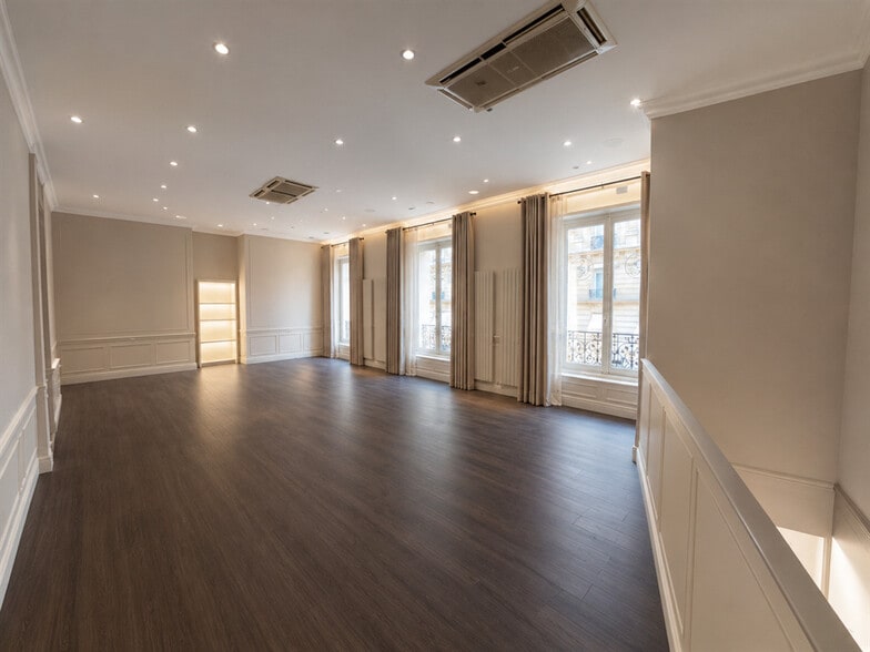 Retail in Paris for lease - Building Photo - Image 2 of 5