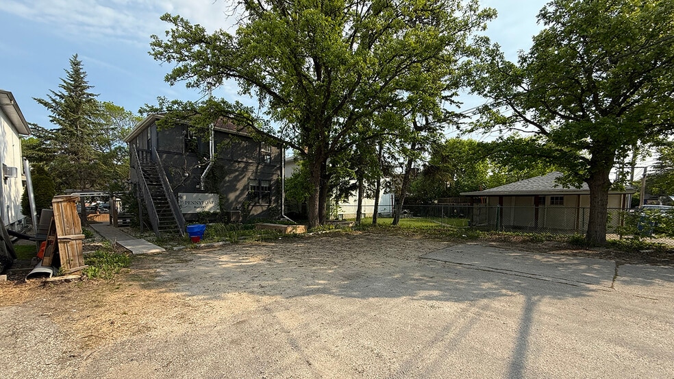 858 Corydon Av, Winnipeg, MB for sale - Building Photo - Image 2 of 9