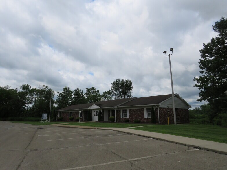 450 Hillcrest Ave, Grove City, PA à vendre - Photo du bâtiment - Image 2 de 2