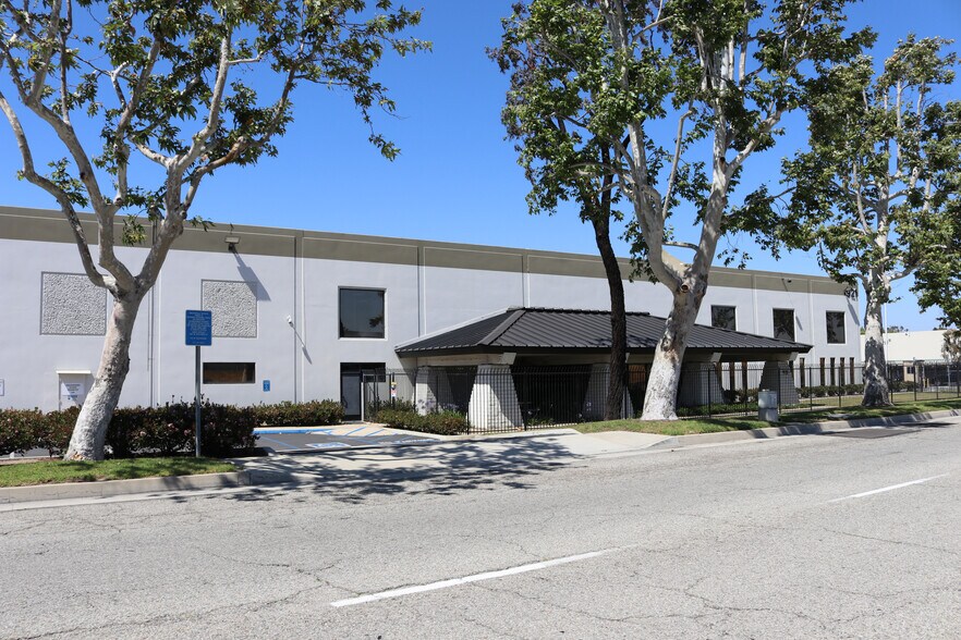 921 W Artesia Blvd, Compton, CA à louer - Photo du bâtiment - Image 2 de 4