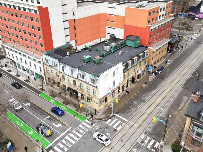 Plus de détails pour 66 Gerrard St E, Toronto, ON - Commerce de détail à vendre