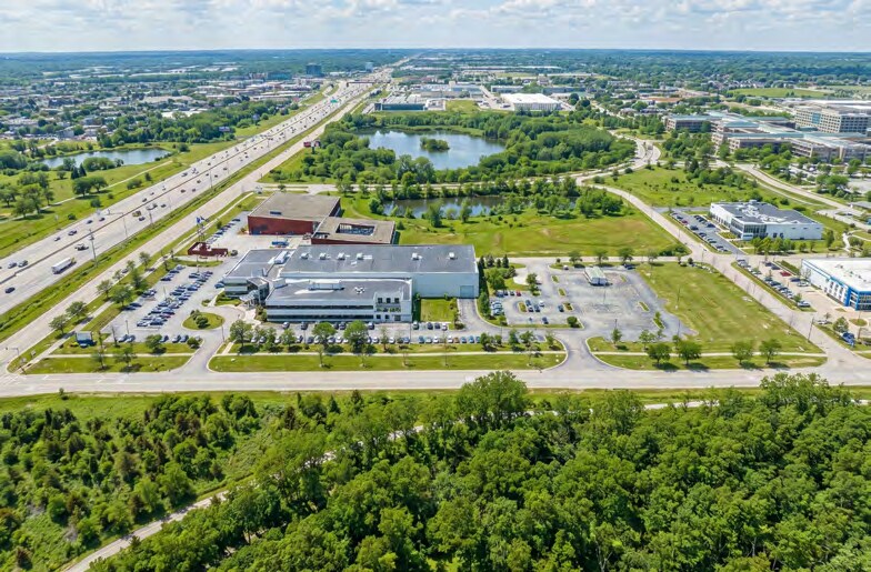 2400 Huntington Blvd, Hoffman Estates, IL à vendre - Photo du bâtiment - Image 3 de 10