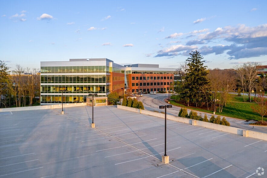 10700 W Research Dr, Milwaukee, WI for lease - Building Photo - Image 3 of 11