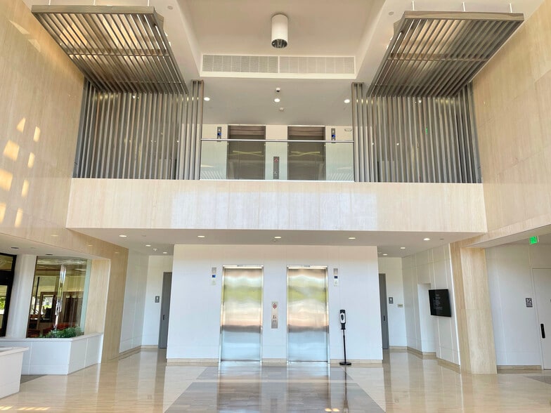 4501 Tamiami Trl N, Naples, FL for lease - Interior Photo - Image 3 of 18