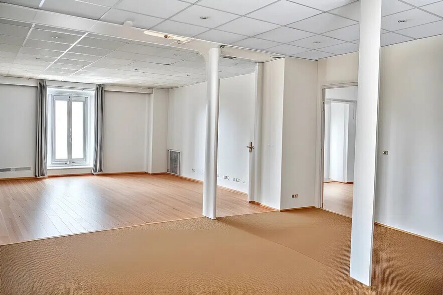 Office in Paris for lease - Interior Photo - Image 2 of 6