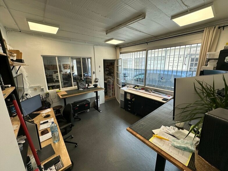 Flex in Saint-Maur-des-Fossés for lease - Interior Photo - Image 3 of 3