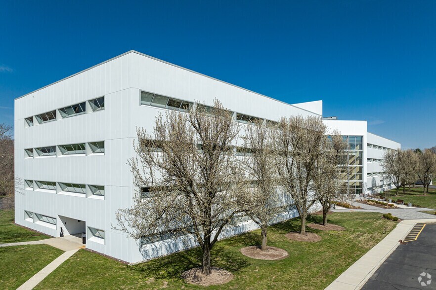 500 College Rd E, Princeton, NJ for lease - Building Photo - Image 1 of 28