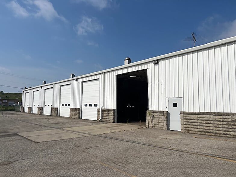 2375 E Oakton St, Arlington Heights, IL for lease - Primary Photo - Image 1 of 5