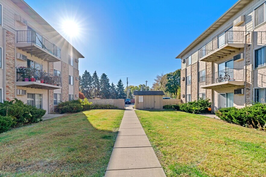 6281-6289 N Louisiana Ave, Brooklyn Park, MN à vendre - Photo du bâtiment - Image 2 de 7