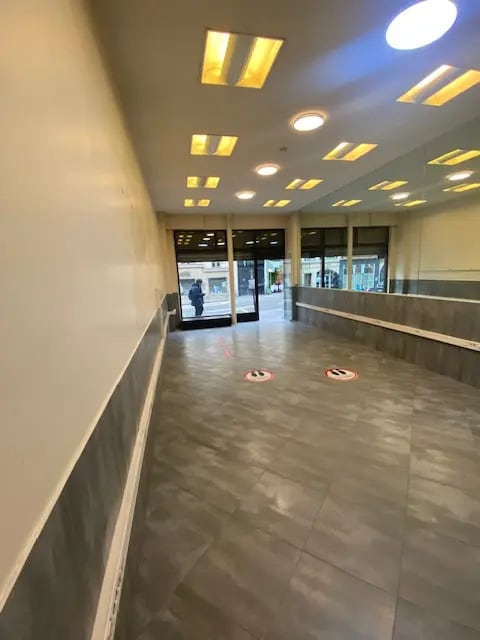 Retail in Paris for lease Interior Photo- Image 1 of 5