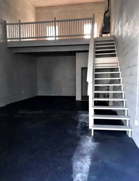 958 Service St, West Palm Beach, FL for lease - Interior Photo - Image 2 of 3