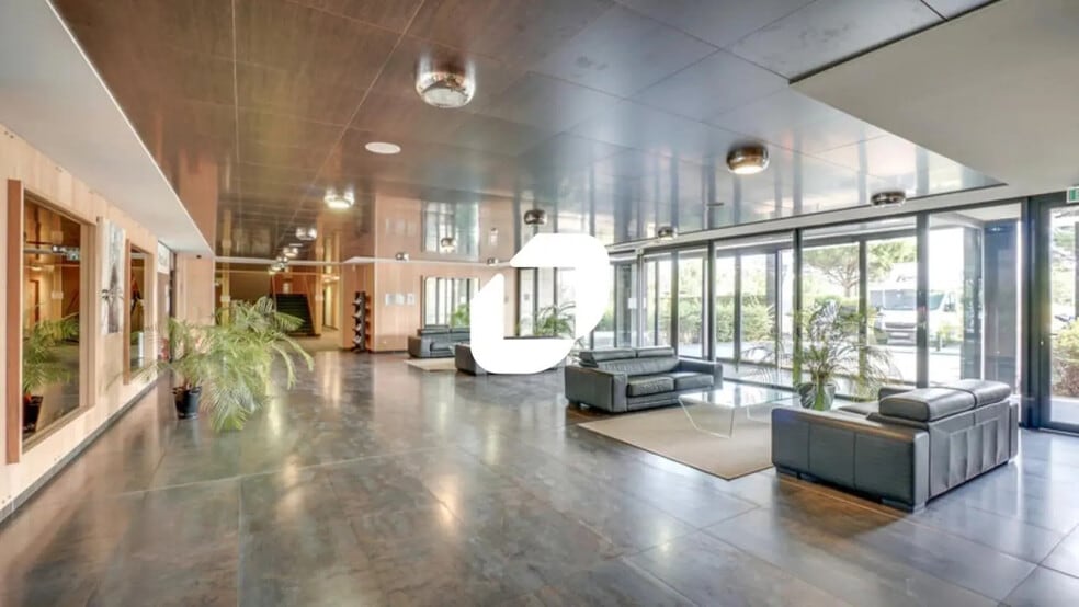 Office in Lieusaint for lease - Lobby - Image 3 of 13