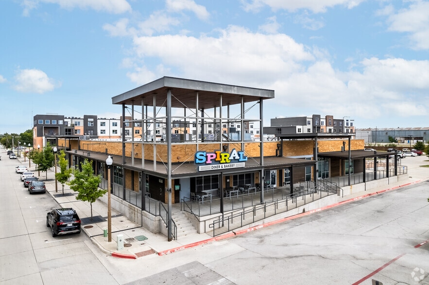 608 E Hickory St, Denton, TX for lease - Primary Photo - Image 1 of 4