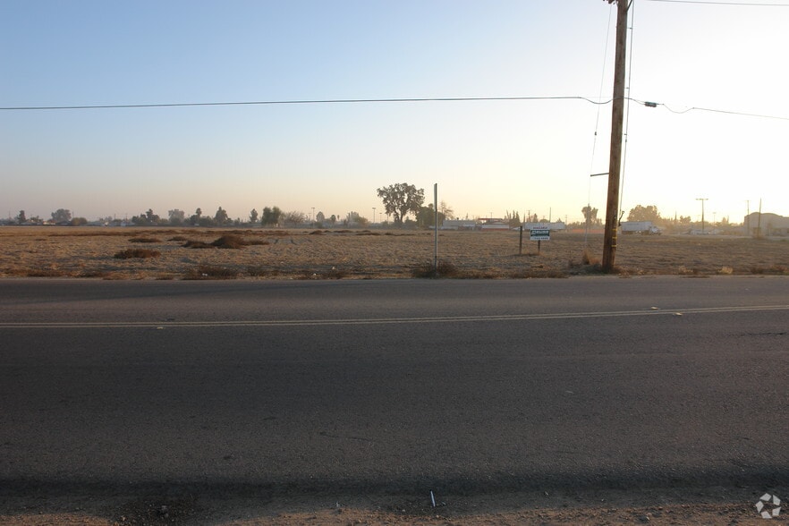 1582 N Farmersville Blvd, Farmersville, CA for sale - Building Photo - Image 3 of 4